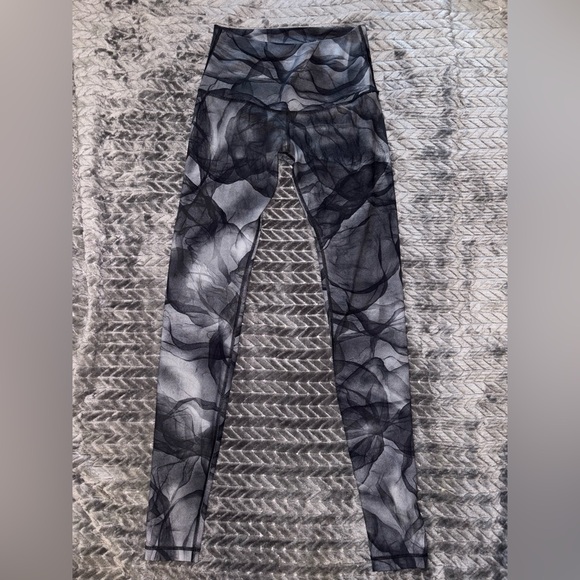 Lululemon Size 8 Black and Gray Patterned Leggings - Picture 1 of 5